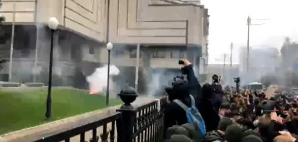 Под КСУ собралась акция протеста: в ход пошли "дымовухи"