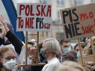 Заборона абортів у Польщі: прем'єр-міністр закликав припинити демонстрації через COVID-19