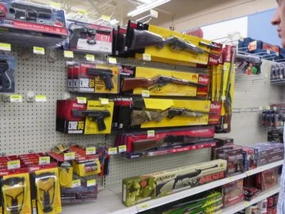 Walmart вирішив прибрати з полиць супермаркетів зброю через заворушення в США