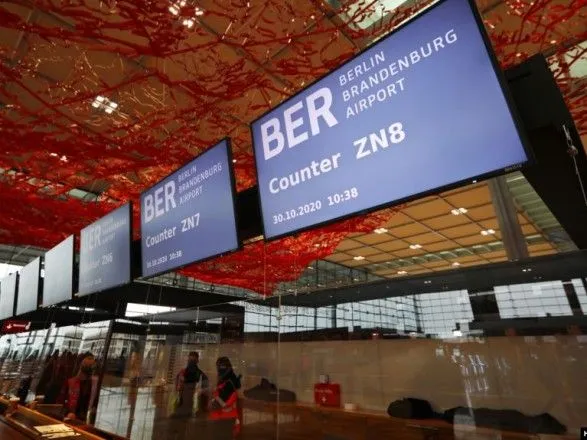 В Берлине начал работу новый аэропорт: его должны были открыть еще в 2011 году