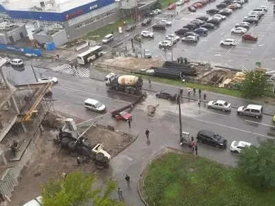 Падіння крану у Києві: пошкоджено авто, жертв немає