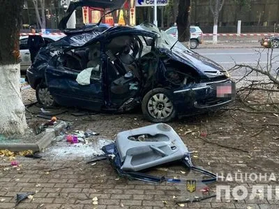 На Одещині нетверезий водій в’їхав у дерево: є загиблі та травмовані