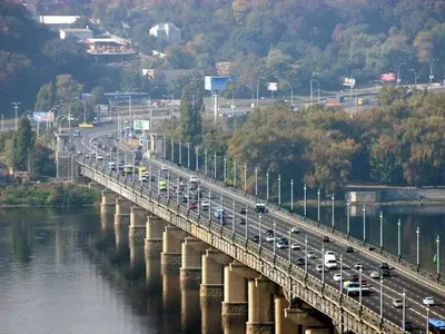 Движение по мосту Патона восстановили после сообщения о заминировании