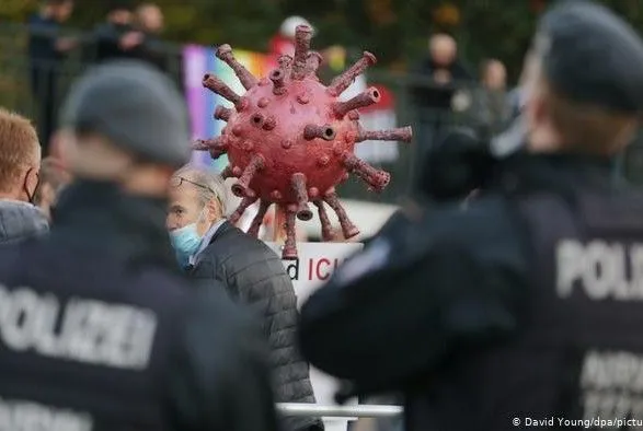 Тысячи людей в Германии вышли на акции против COVID-ограничений