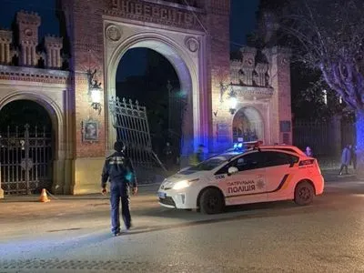 Легковушка протаранила ворота и влетела в корпус Черновицкого национального университета