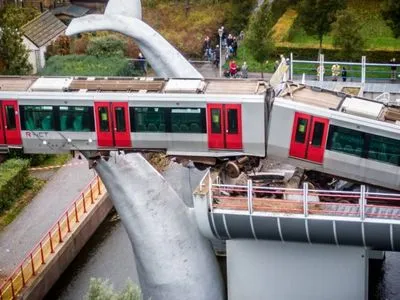 В Роттердаме поезд сошёл с рельс: падение состава в воду остановила пластмассовая скульптура