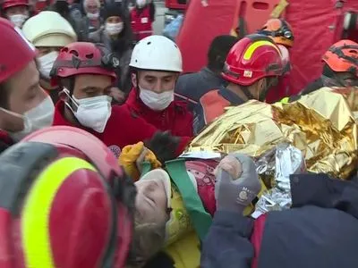 Через 65 годин після землетрусу в Туреччині з-під завалів витягли 3-річну дитину