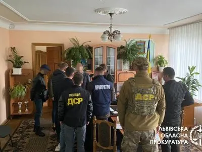 У Львівській області голову РДА викрили на хабарі талонами на пальне