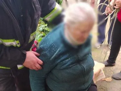У Первомайську 79-річна жінка впала в яму на прибудинковій території
