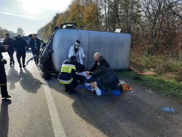 На Рівненщині перекинувся автомобіль "швидкої", двоє медиків травмовано