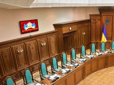 Опрос: 60% респондентов положительно относятся к инициативе Зеленского уволить всех судей КСУ