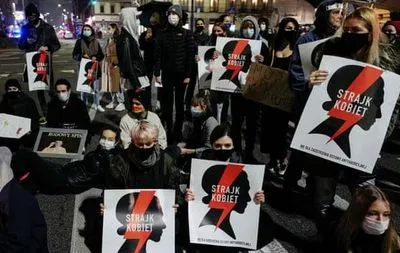 Влада Польщі на тлі протестів затягує введення заборони на аборти
