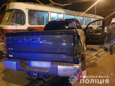 В Харькове нетрезвый водитель на автомобиле врезался в трамвай