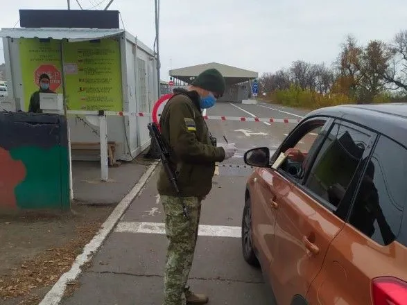 Линию разграничения через "Станицу Луганскую" за неделю пересекло более 1000 человек