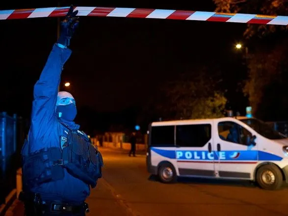 Атаки во Франции: в пригороде Парижа возле школы задержали мужчину, вооруженного ножом