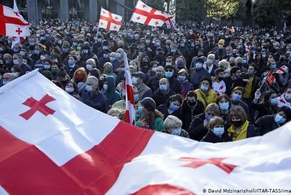 В Грузии лидеры оппозиции попросили протестующих временно разойтись