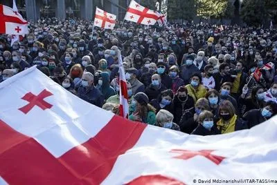 У Грузії лідери опозиції попросили протестуючих тимчасово розійтися