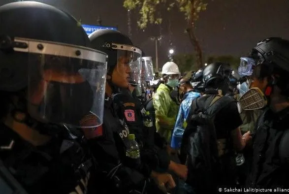 u-tayilandi-politsiya-za-dopomogoyu-vodometiv-rozignala-protestuvalnikiv