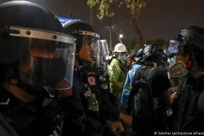 В Таиланде полиция разогнала протестующих водометами