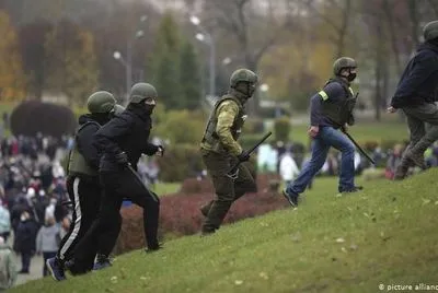 Количество задержанных на протестах в Беларуси перевалила за 1 тыс. человек - правозащитники