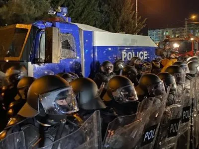 Поліція застосувала водомети при розгоні протестувальників у Грузії, щонайменше один постраждалий