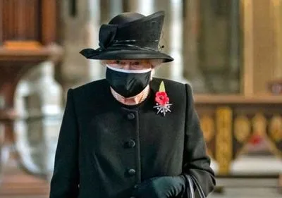 Елизавета II впервые появилась на публике в медицинской маске
