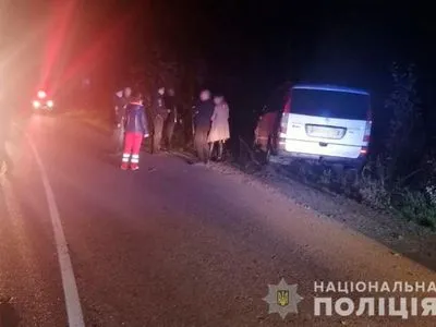 У Чернівецькій області мікроавтобус насмерть збив жінку