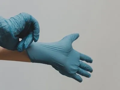 Інфекціоніст розповіла, чи потрібно носити рукавички під час пандемії