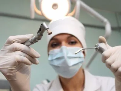 Коммунальщики за 100 тысяч "помогли" сделать стоматологию в квартире: получили подозрения