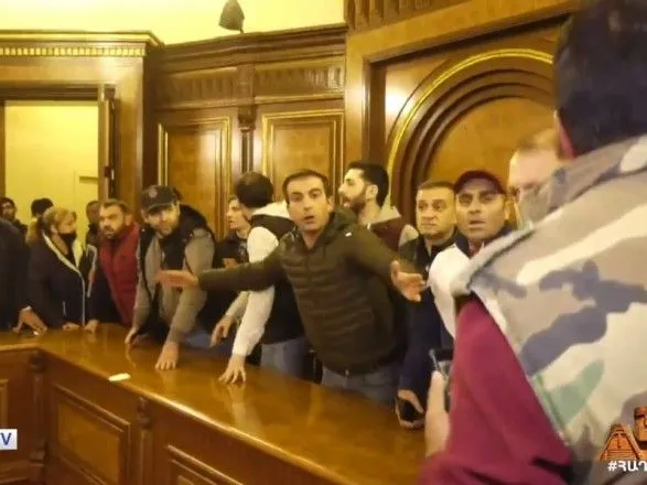 З'явилось відео захоплення протестуючими уряду та парламенту Вірменії