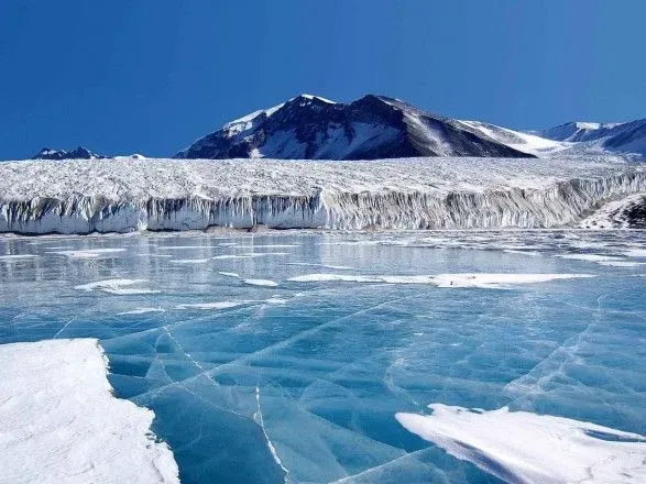 vcheni-zyasuvali-prichinu-viniknennya-gigantskikh-dirok-v-lodovikakh-antarktidi