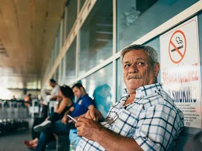 Пандемія: в Туреччині через коронавірус заборонили курити на вулицях