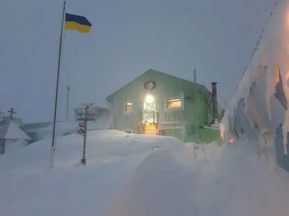 Станцію "Академік Вернадський" замело снігом наприкінці антарктичної весни