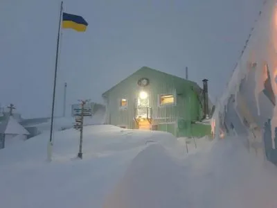 Станцію "Академік Вернадський" замело снігом наприкінці антарктичної весни