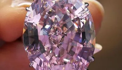 На аукционе в Женеве выставили уникальный розовый бриллиант