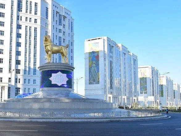 prezident-turkmenistanu-vstanoviv-u-stolitsi-pozolochenu-statuyu-alabaya