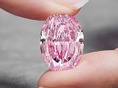 У Женеві продали з аукціону унікальний рожевий діамант за рекордні 26,6 млн дол