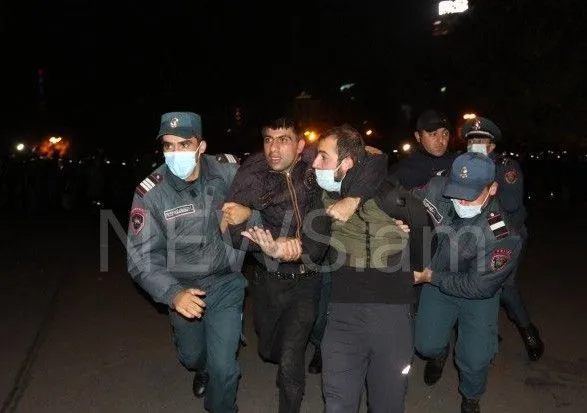 Зраднику, йди геть: в Єревані мітингують проти Пашиняна, є затримані