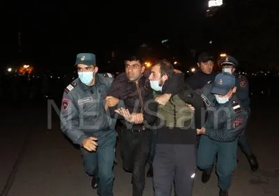 Предатель, уходи: в Ереване митингуют против Пашиняна, есть задержанные