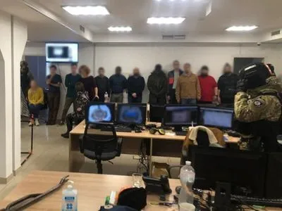 У Києві ліквідували низку call-центрів, у яких ошукували іноземців