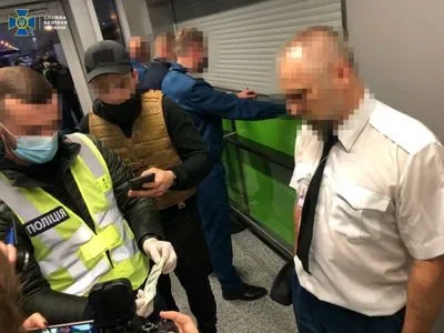 СБУ устроила облаву на таможенников с "Борисполя": поймали на схеме "заработка" с пассажиров