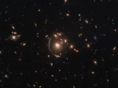 Hubble "пошпионил" за галактикой через космическую линзу