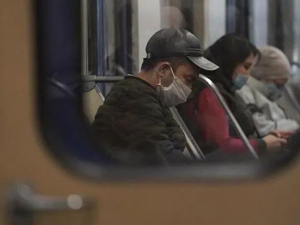 В Киеве более 70 муниципальных стражей контролируют ношение масок в метро