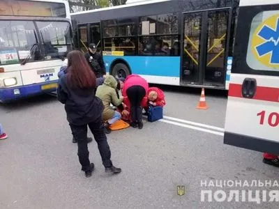 У Хмельницькому автобус наїхав на двох дітей на переході