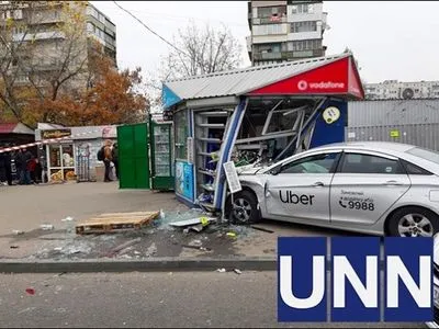 В Киеве такси Uber влетело в остановку, два человека погибли