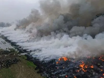 В Польше вторые сутки тушат пожар на нелегальной свалке шин