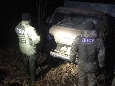 На кордоні з РФ застрягла вантажівка з червоною ікрою на 1 мільйон гривень