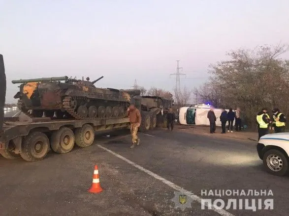 На Одещині зіткнулися тягач з військовою технікою і мікроавтобус: є постраждала