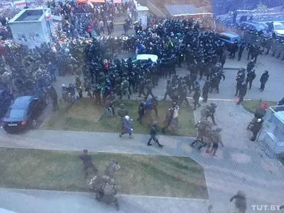 Протесты в Минске: силовики "зачистили" Площадь перемен, уже более 300 задержанных