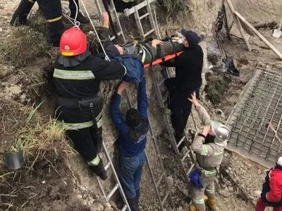На Львівщині під час монтажних робіт чоловік упав у триметрову яму
